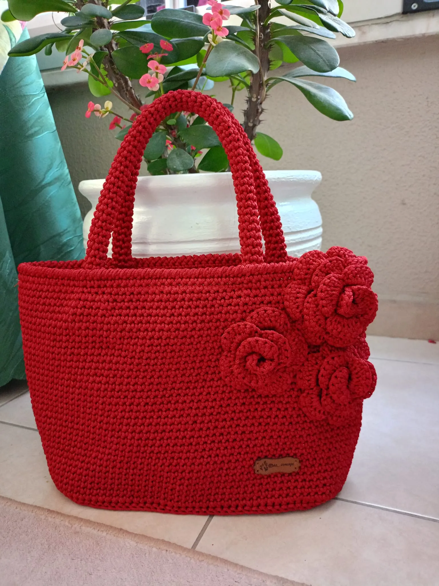 Kırmızı Çiçek Detaylı El Örgüsü Çanta – 32x22x11 cm