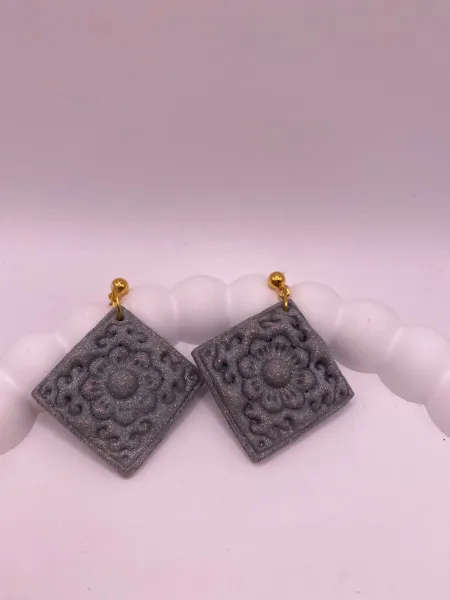 Kabartma Çiçek Desenli Kare Küpe – Gümüş Gri Şıklık
