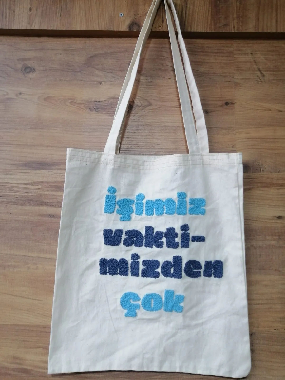 “İşimiz Vaktimizden Çok” Yazılı El Yapımı Bez Çanta – Doğa Dostu & Şık Tasarım