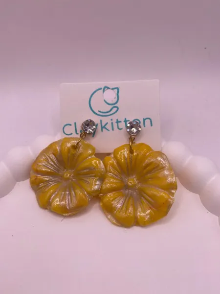Glow Getter Sarı Çiçek Küpe – El Yapımı Polimer Tasarım Takı