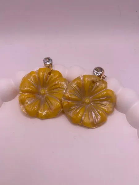 Glow Getter Sarı Çiçek Küpe – El Yapımı Polimer Tasarım Takı