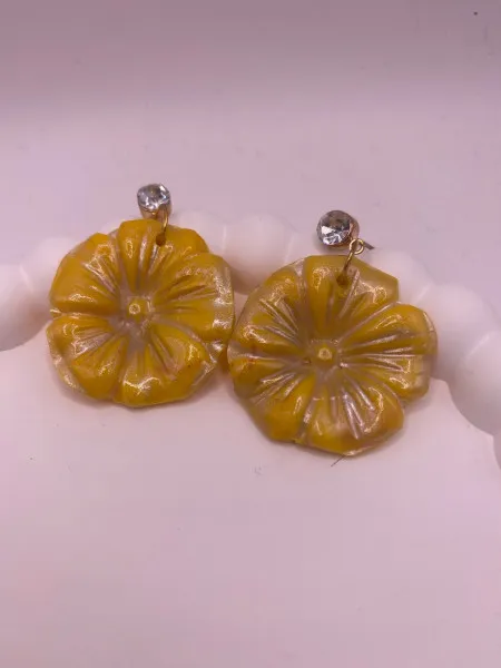 Glow Getter Sarı Çiçek Küpe – El Yapımı Polimer Tasarım Takı