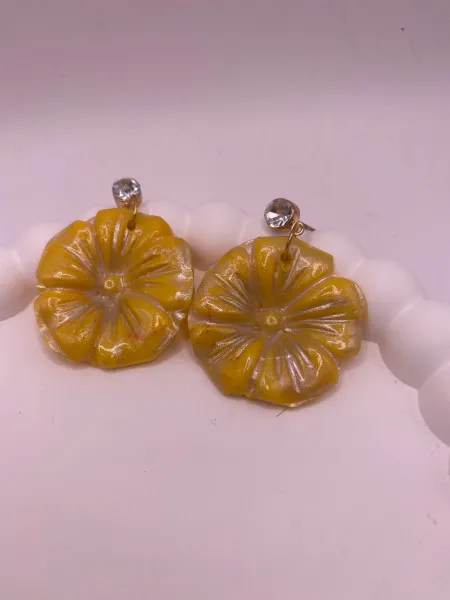Glow Getter Sarı Çiçek Küpe – El Yapımı Polimer Tasarım Takı