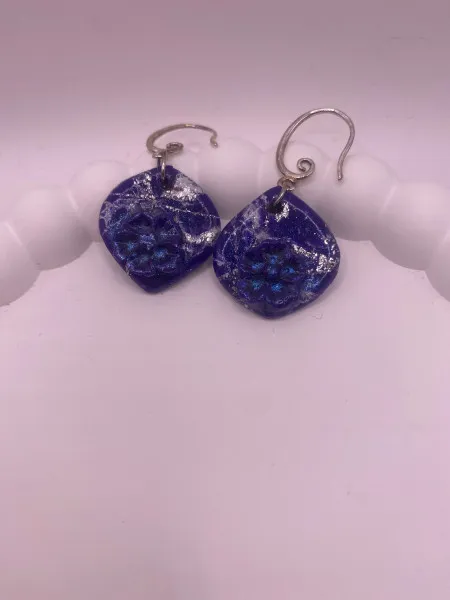 El Yapımı Mor ve Gümüş Detaylı Polimer Küpe: