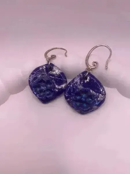 El Yapımı Mor ve Gümüş Detaylı Polimer Küpe: