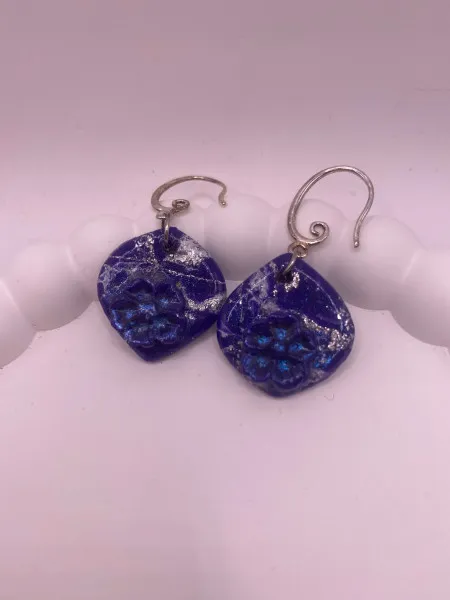 El Yapımı Mor ve Gümüş Detaylı Polimer Küpe: