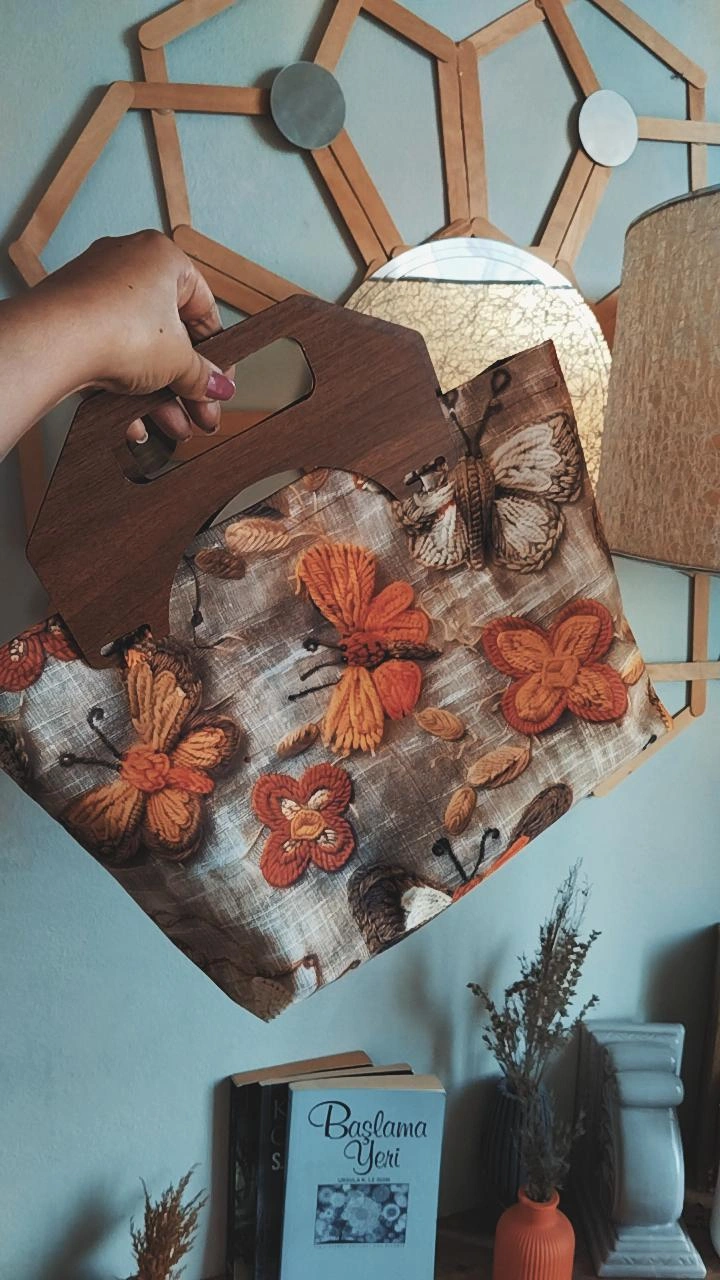 Üç Boyutlu Kelebek Desenli Ahşap Saplı Bohem Çanta