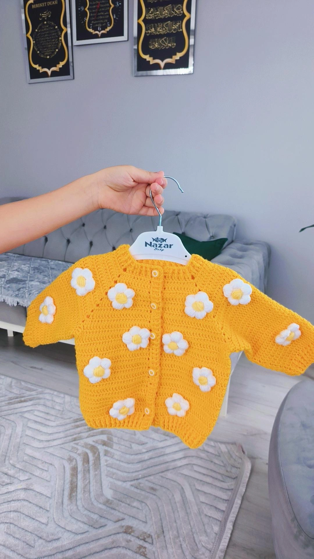 Sarı Renkli El Örgüsü Bebek Hırka - Beyaz Papatya Çiçekli Model