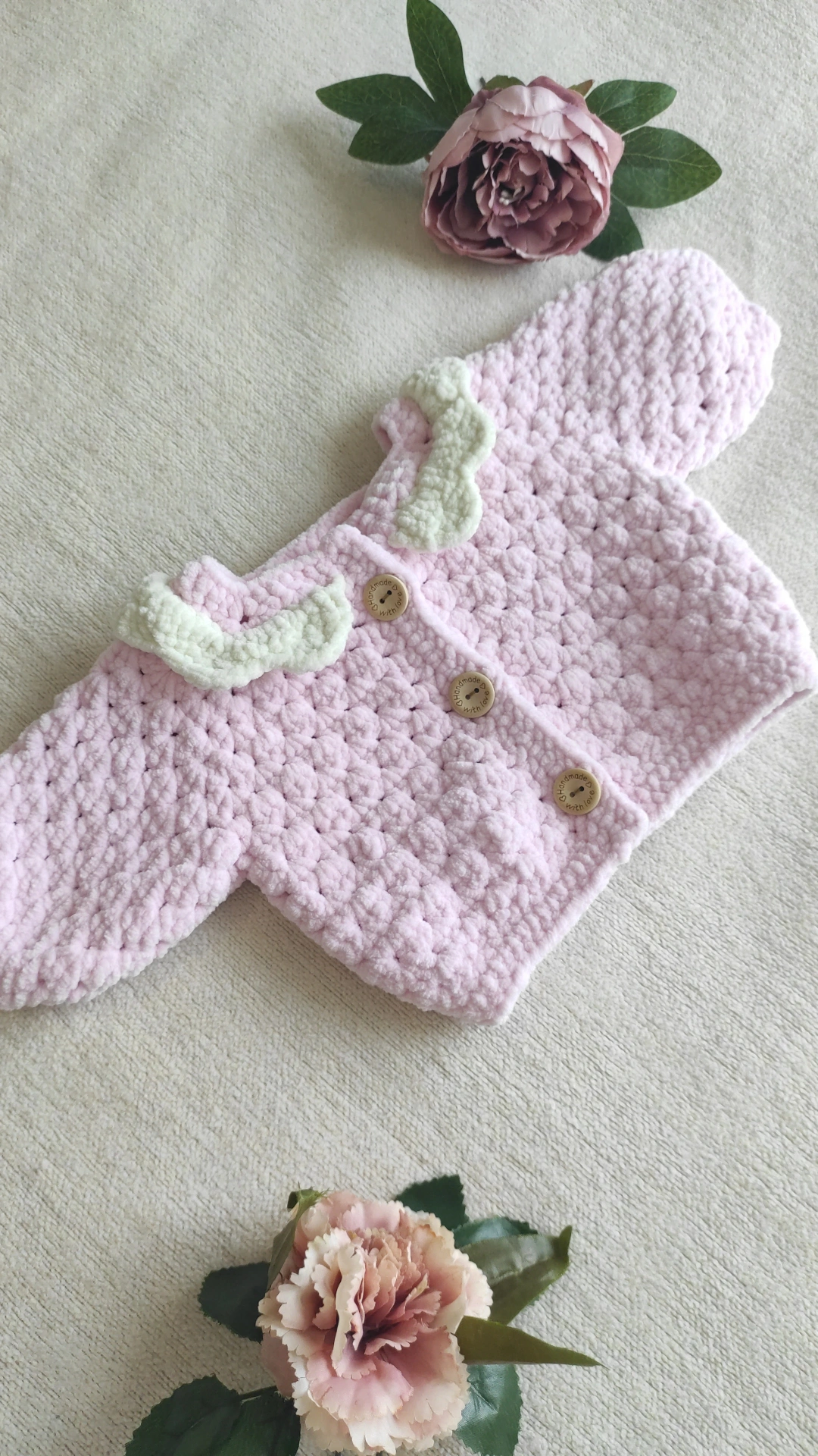 Pembe Kadife Bebek Hırkası - Fırfır Yaka Detaylı, El Örgüsü