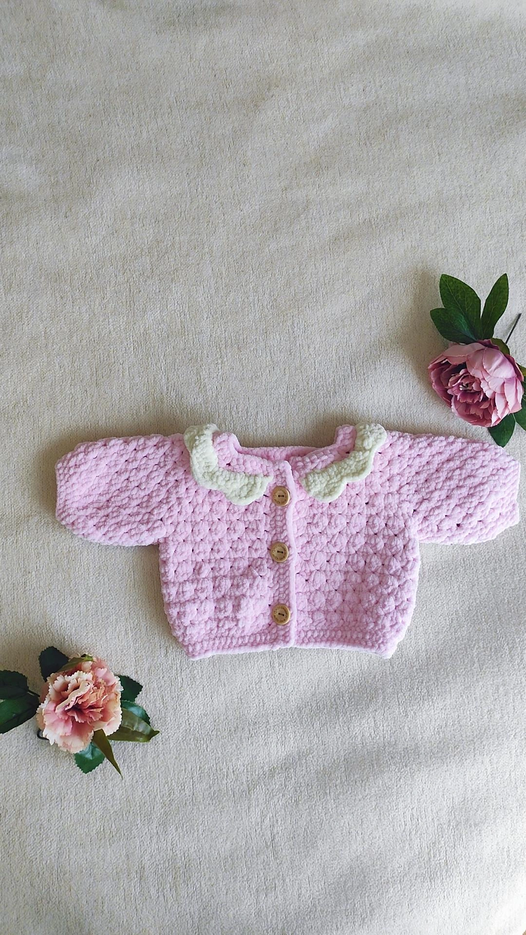 Pembe Kadife Bebek Hırkası - Fırfır Yaka Detaylı, El Örgüsü