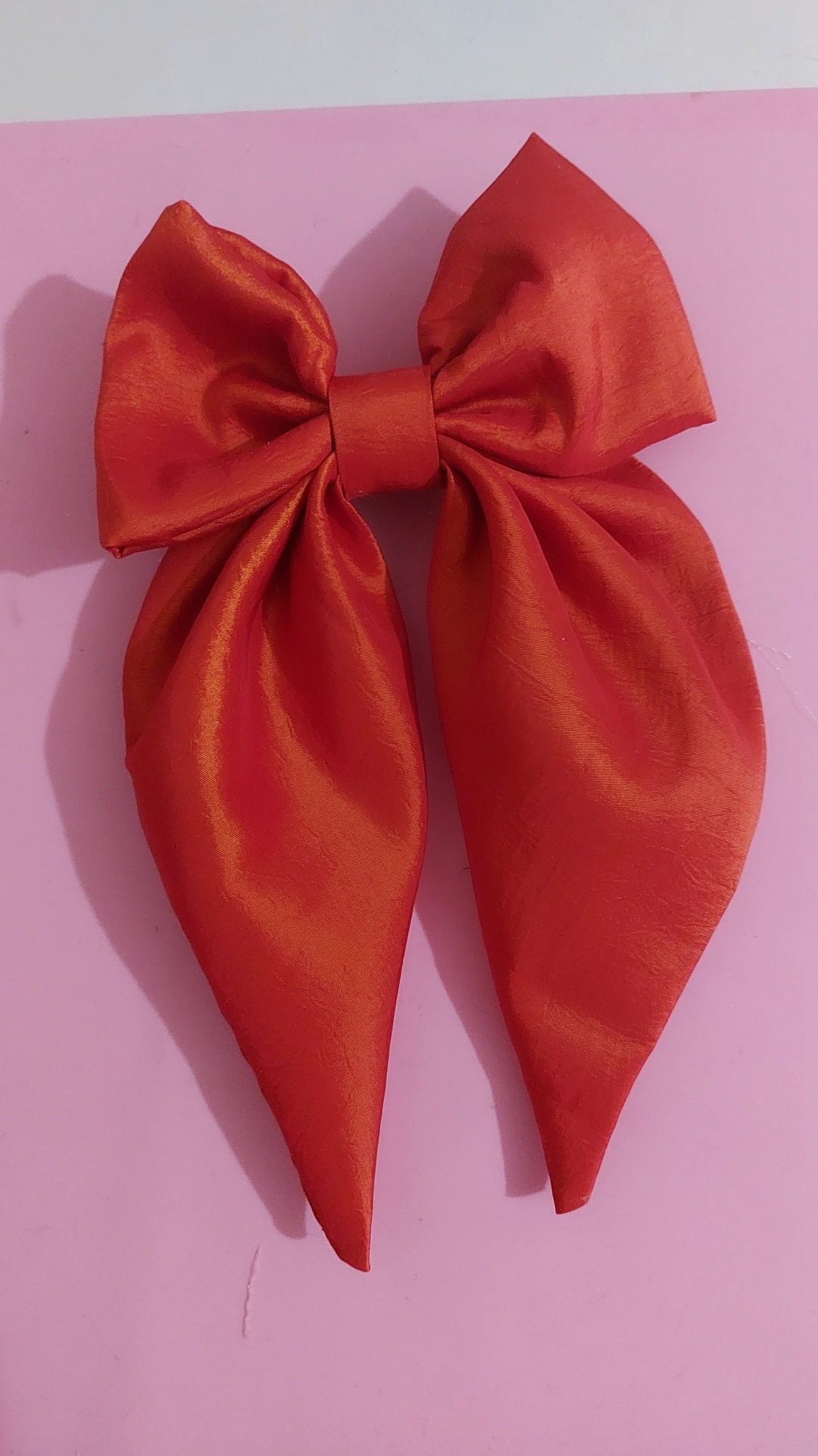 El Yapımı Büyük Boy Fiyonk Toka – Kırmızı Saten Kumaş Zarif Saç Aksesuarı