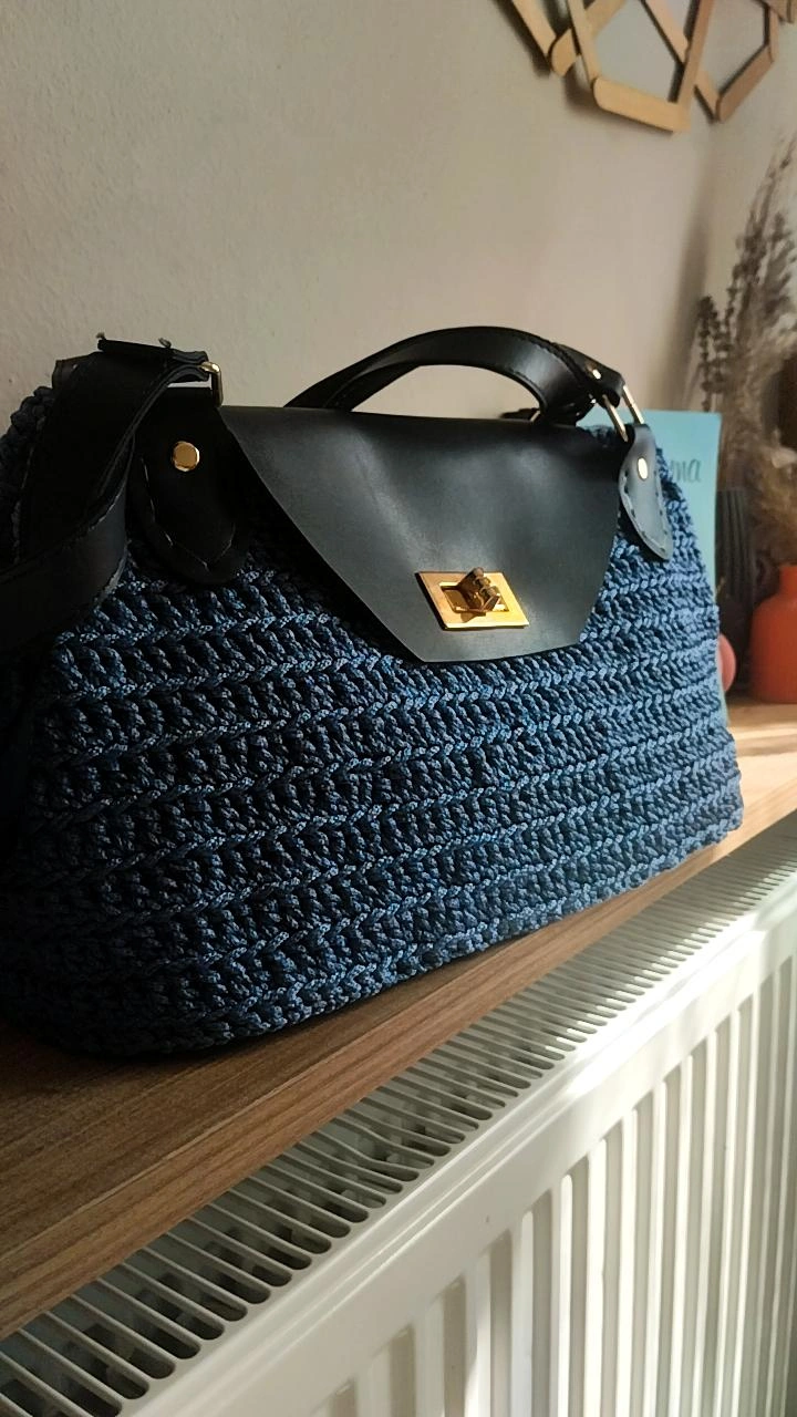 Lacivert Makrome Örgü Omuz Çantası - Deri Kapaklı ve Askılı El Emeği