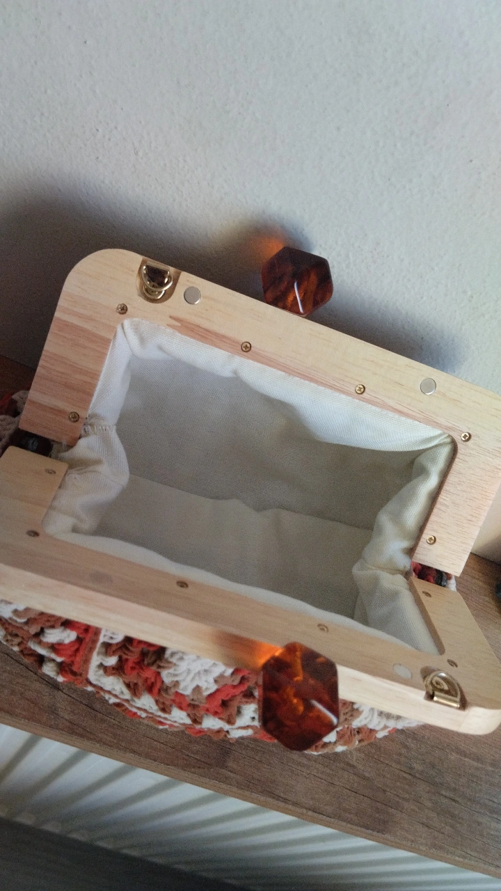 Ahşap Burslu Örgü Çanta - Vintage Motifli, Kahverengi ve Krem Tonlarında