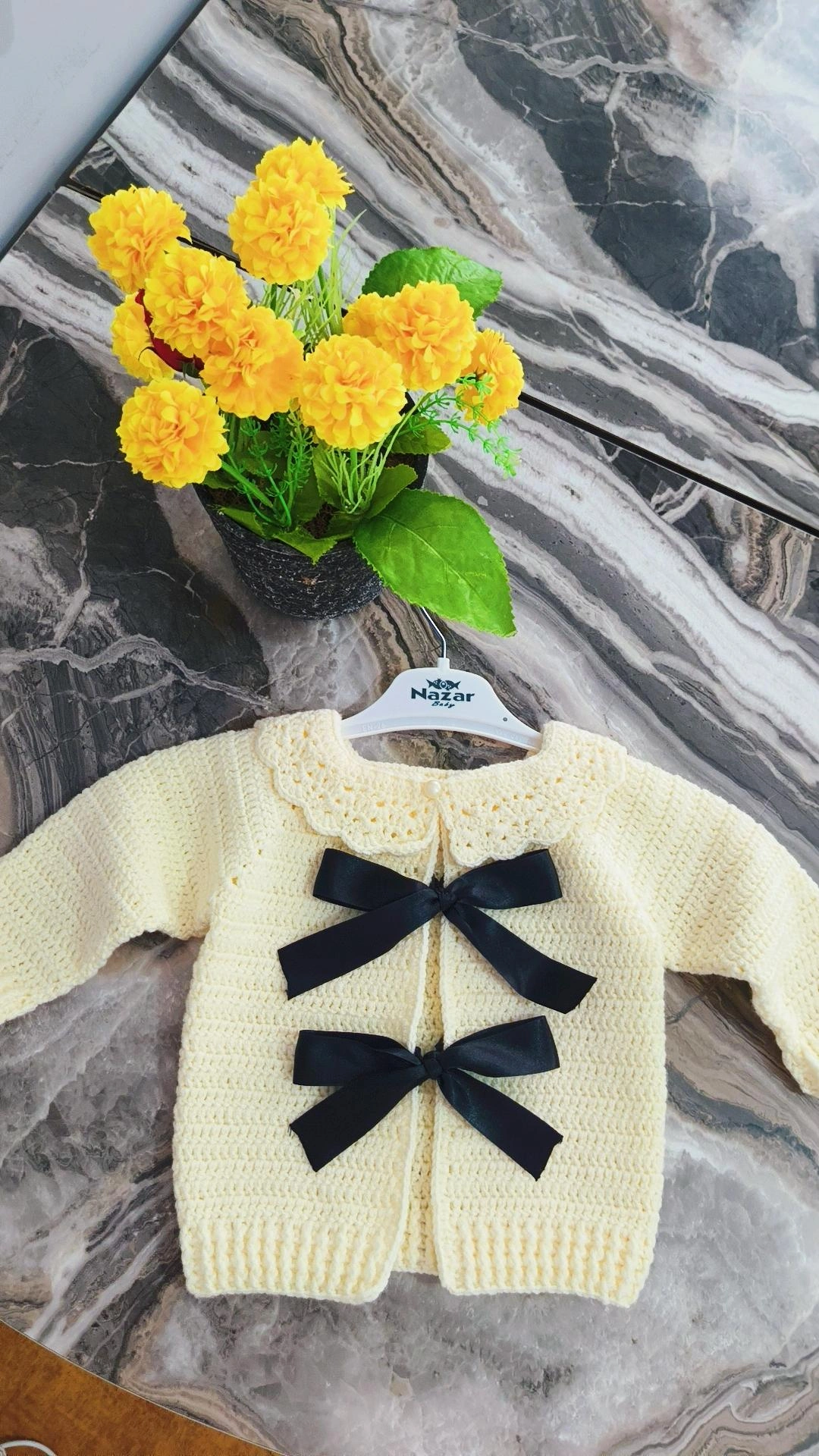 Krem Rengi Fiyonk Detaylı Örgü Bebek Hırka - El Emeği