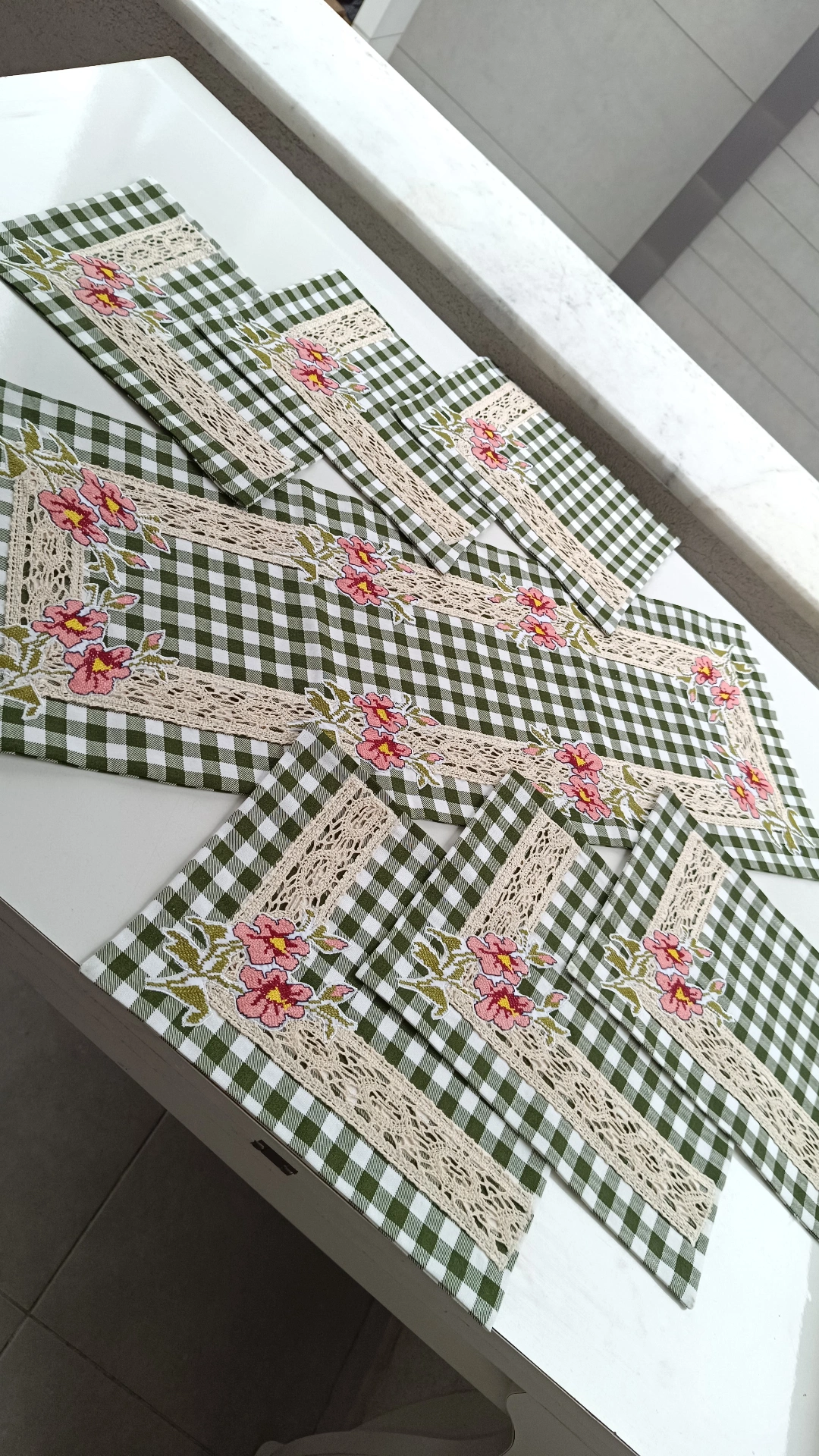 Yeşil Beyaz Kareli Dantel Detaylı Amerikan Servis ve Runner Seti - El Yapımı