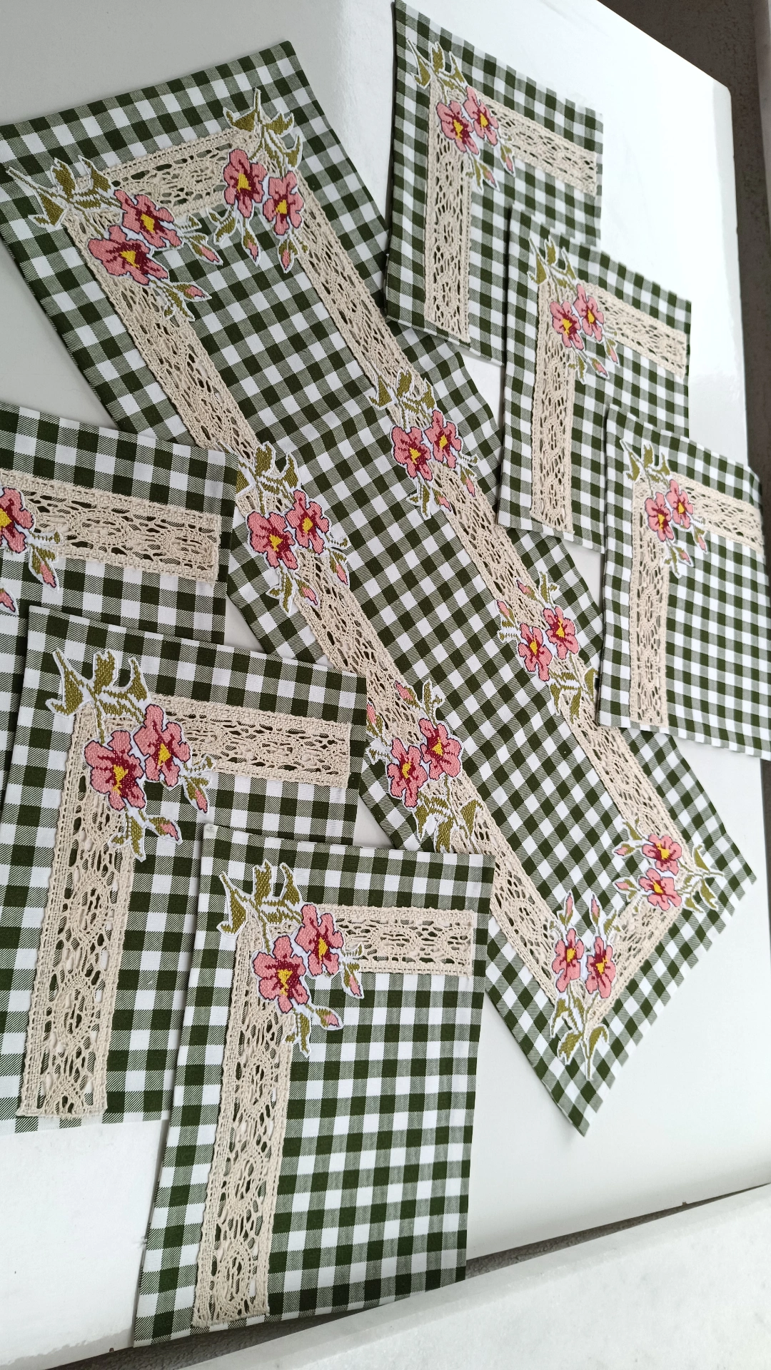 Yeşil Beyaz Kareli Dantel Detaylı Amerikan Servis ve Runner Seti - El Yapımı