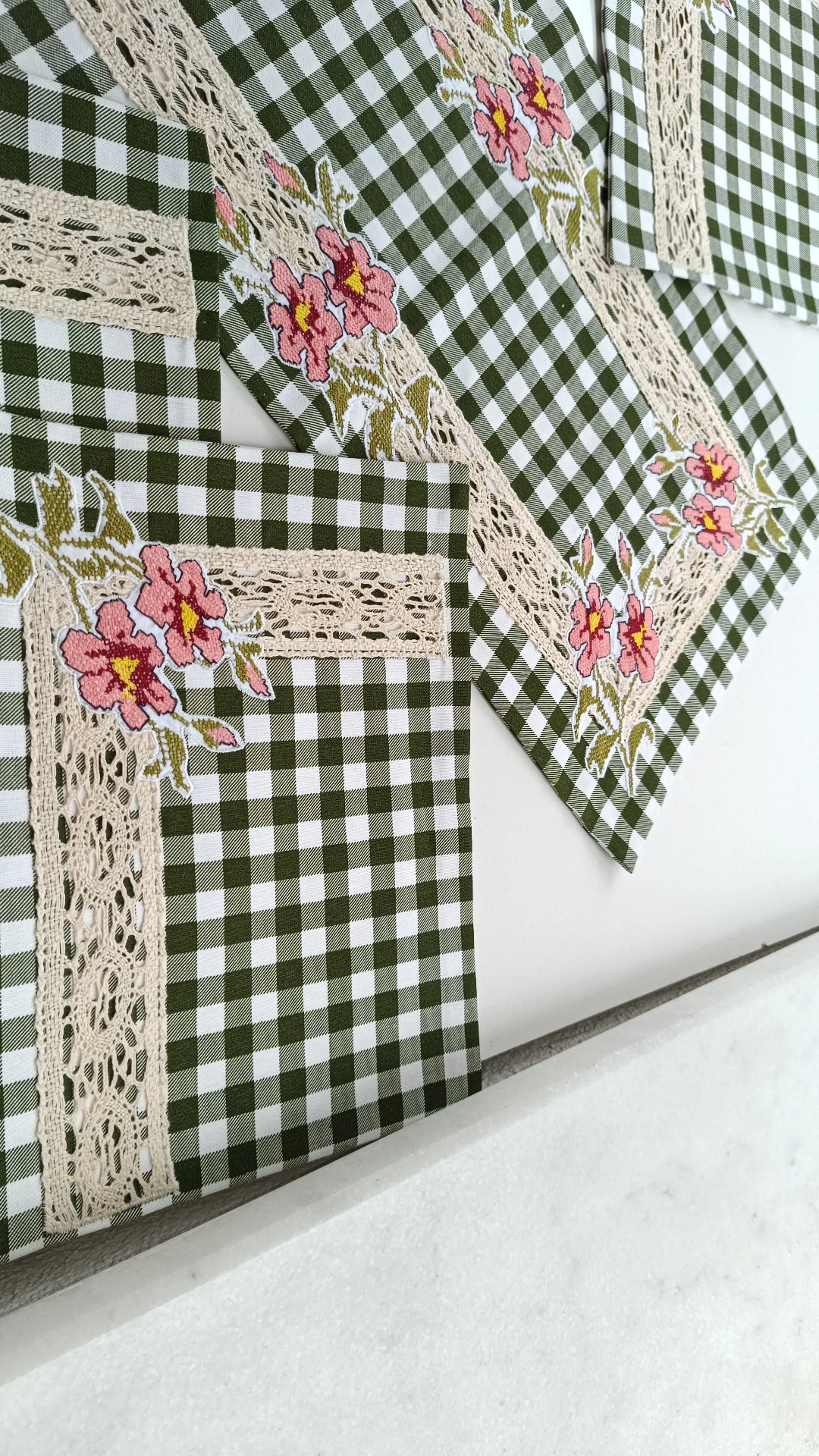Yeşil Beyaz Kareli Dantel Detaylı Amerikan Servis ve Runner Seti - El Yapımı