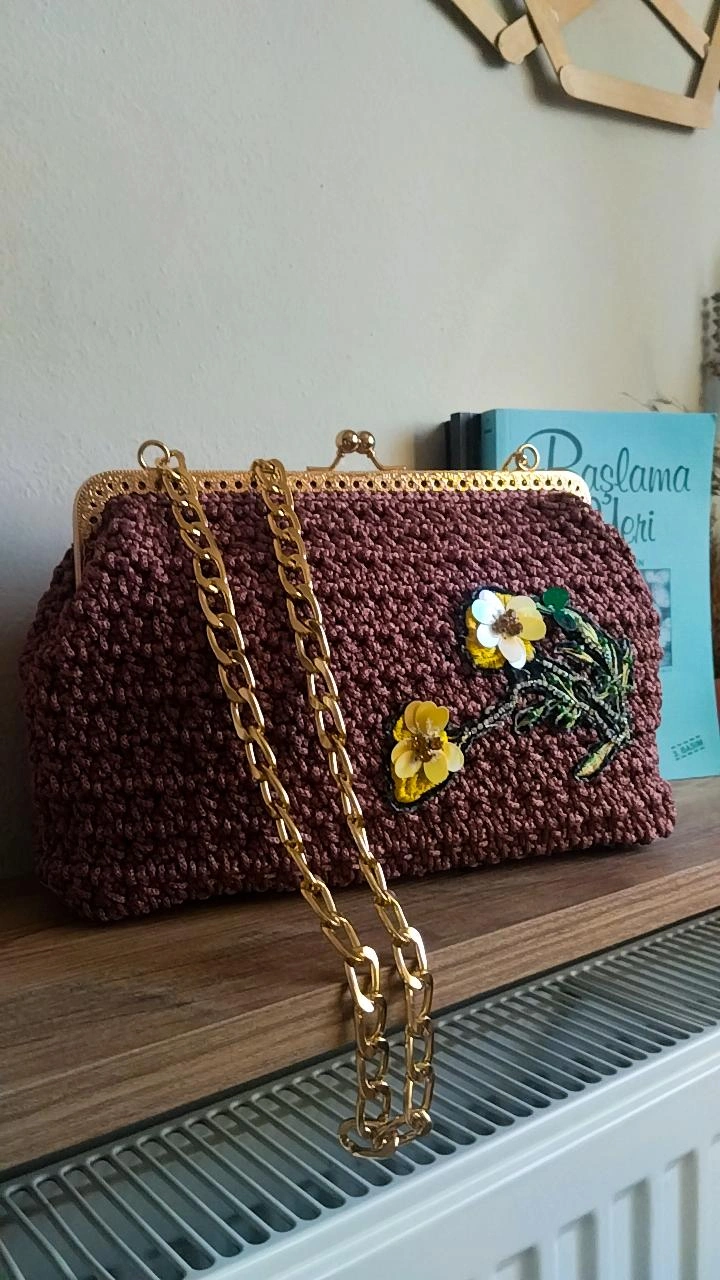 Çiçek Aplike Detaylı Bakır Tonlarında Makrome Gold Klipsli Zincir Çanta