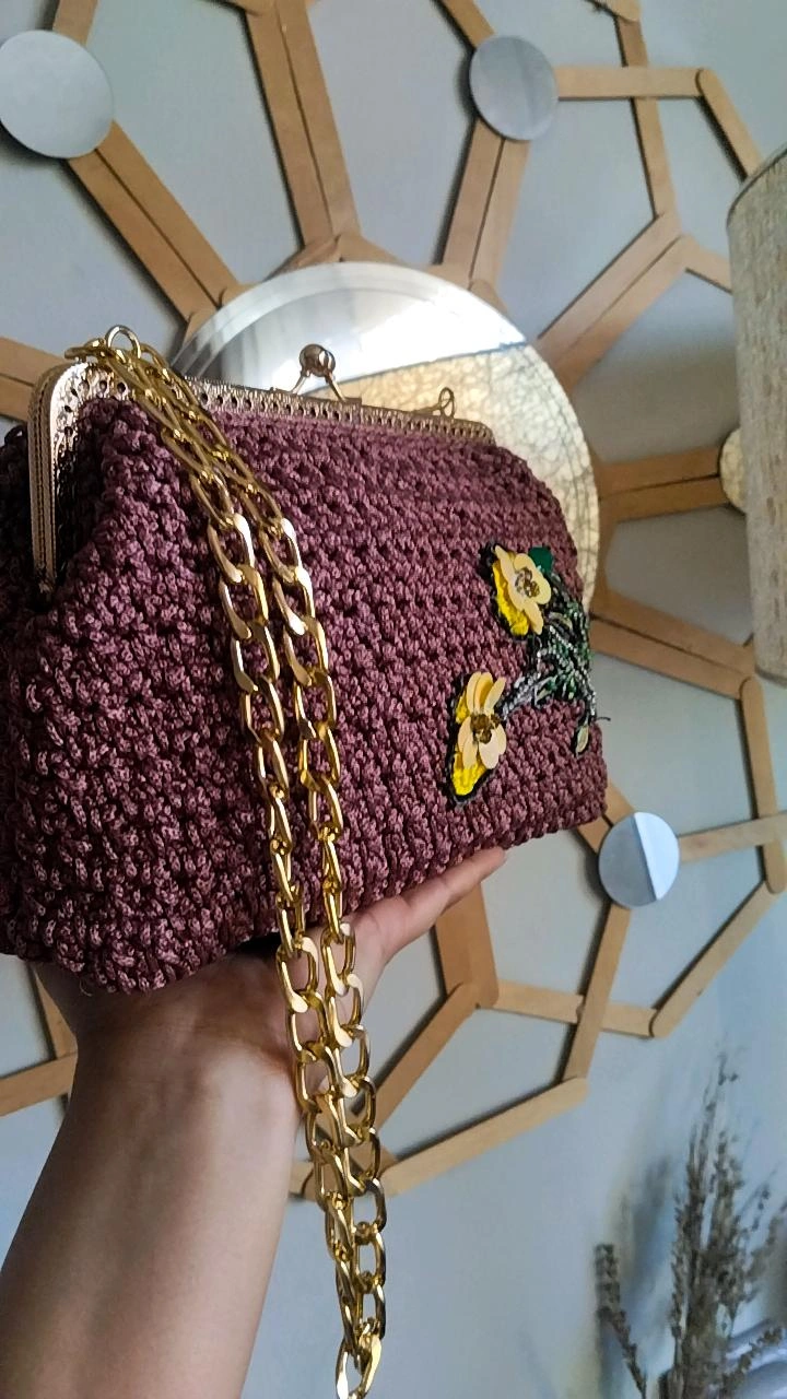 Çiçek Aplike Detaylı Bakır Tonlarında Makrome Gold Klipsli Zincir Çanta