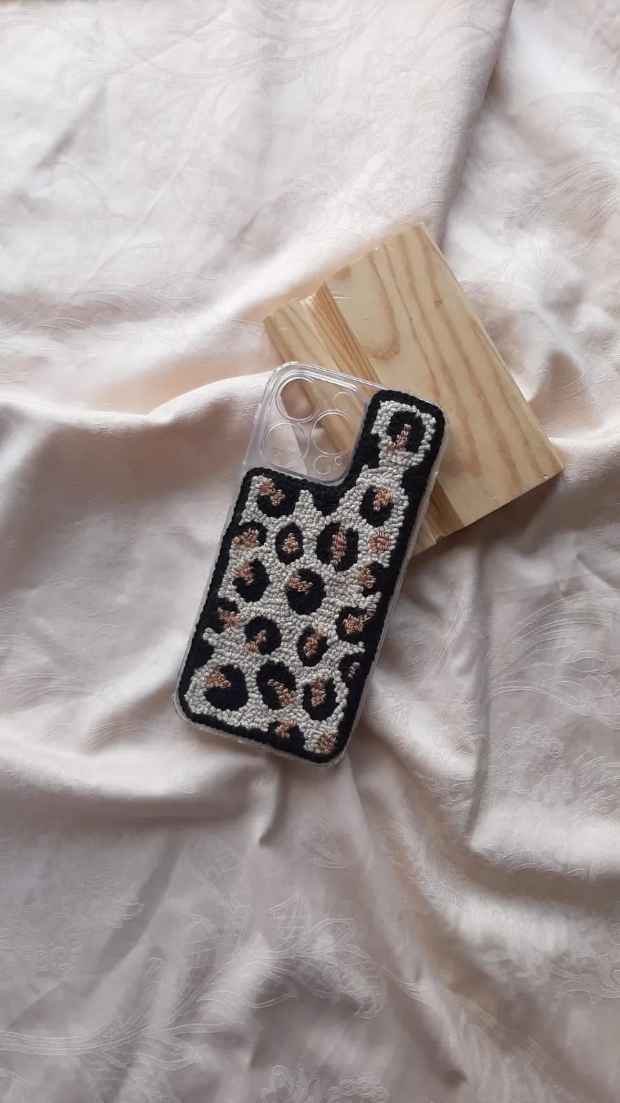 iPhone 16 Plus Uyumlu El Emeği Leopar Desenli Punch İşlemeli Telefon Kılıfı