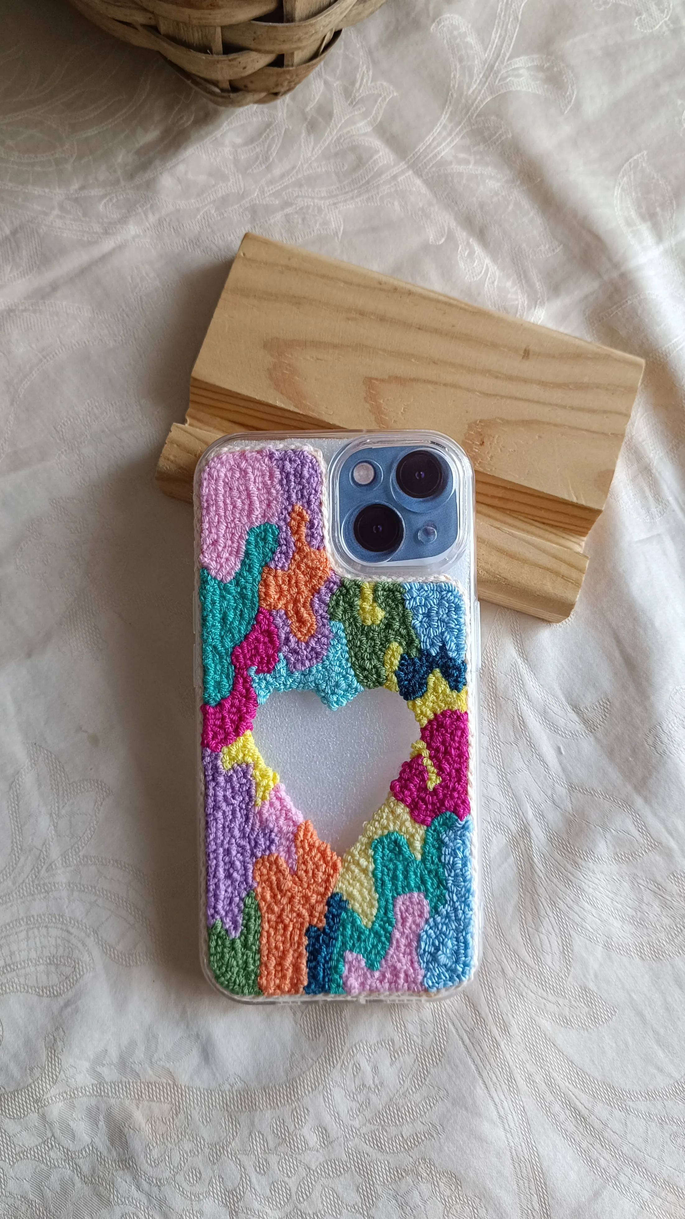 iPhone 16 Plus Uyumlu Kalp Desen Punch Telefon Kılıfı