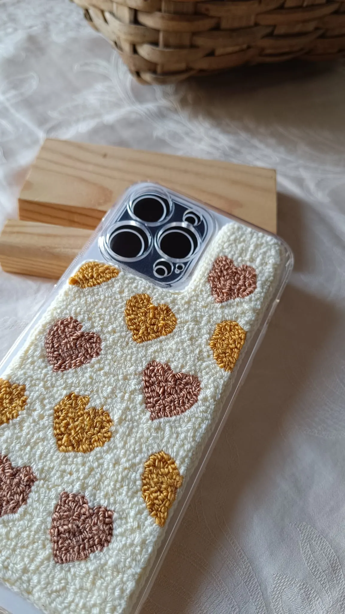 iPhone 15 Plus Uyumlu El Yapımı Punch Nakışlı Kalp Desenli Telefon Kılıfı