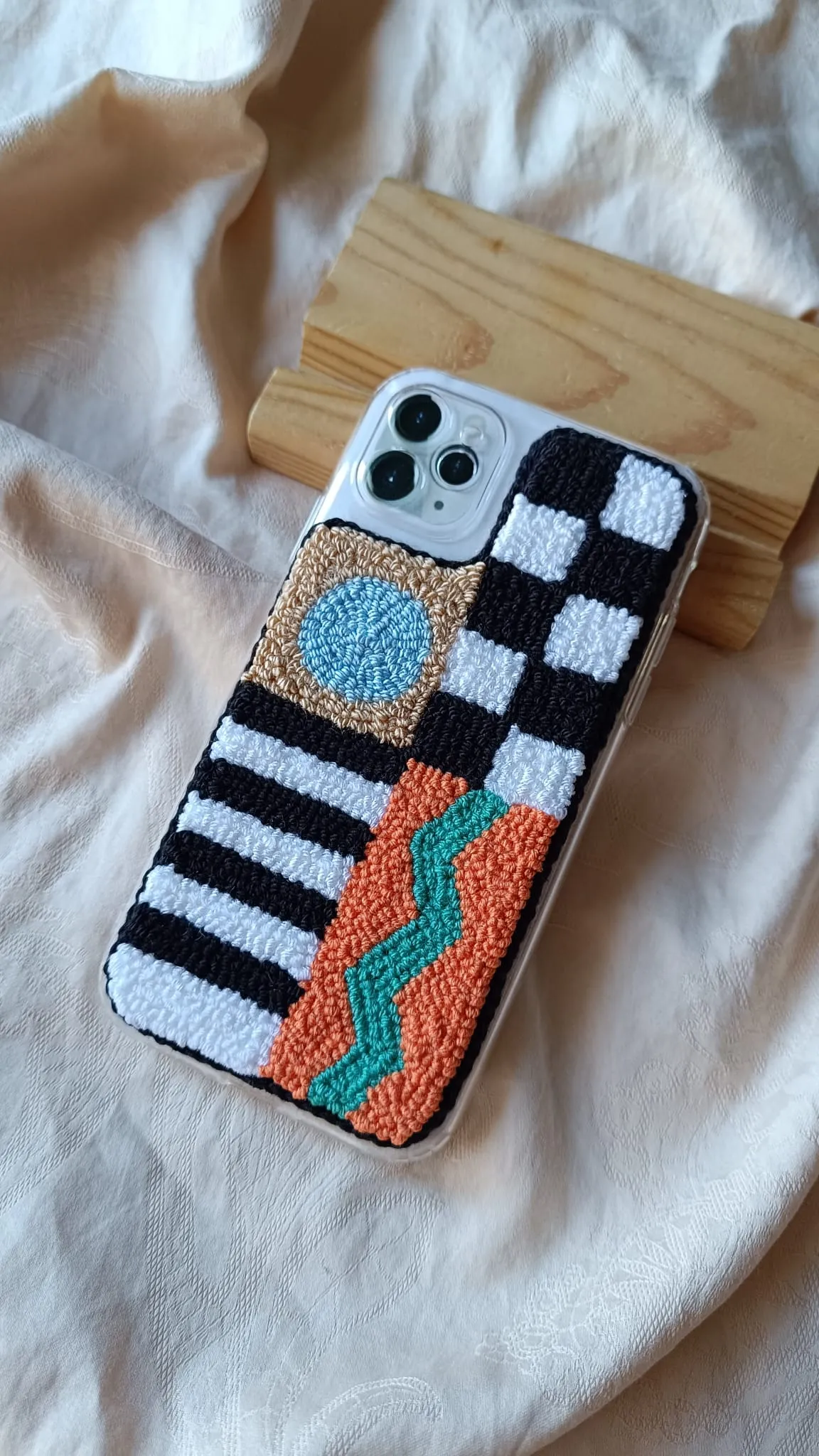 iPhone 14 Plus Uyumlu Turuncu Geometrik Desen Punch Telefon Kılıfı