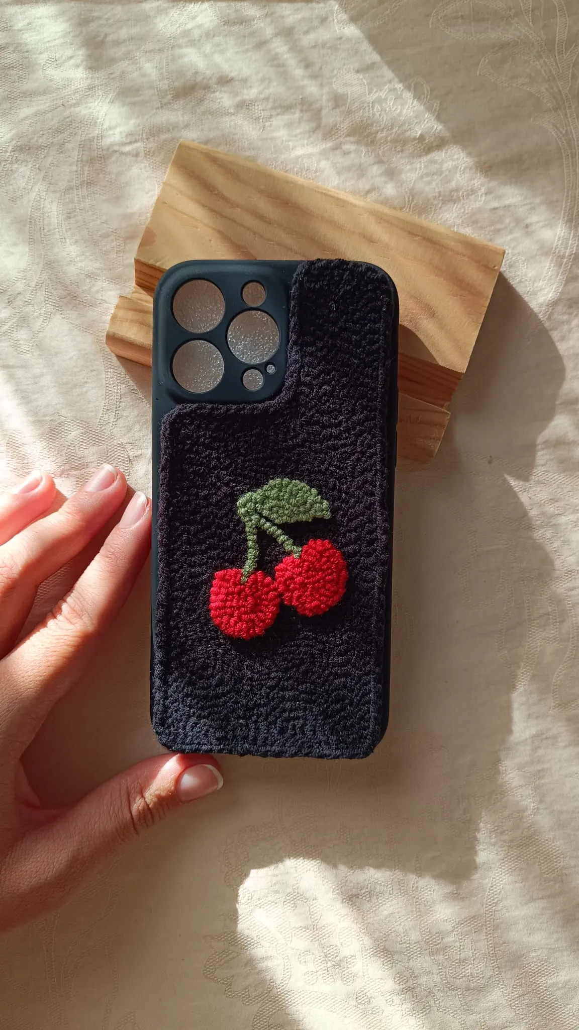 iPhone 14 Plus Uyumlu Siyah El Yapımı Punch Nakışlı Kiraz Desenli Kılıf