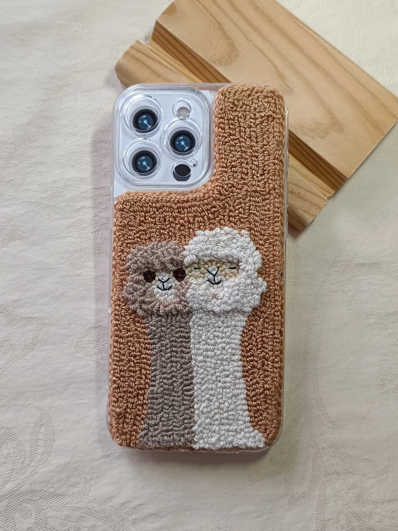 iPhone 15 Plus Uyumlu Lama Desen Punch Telefon Kılıfı