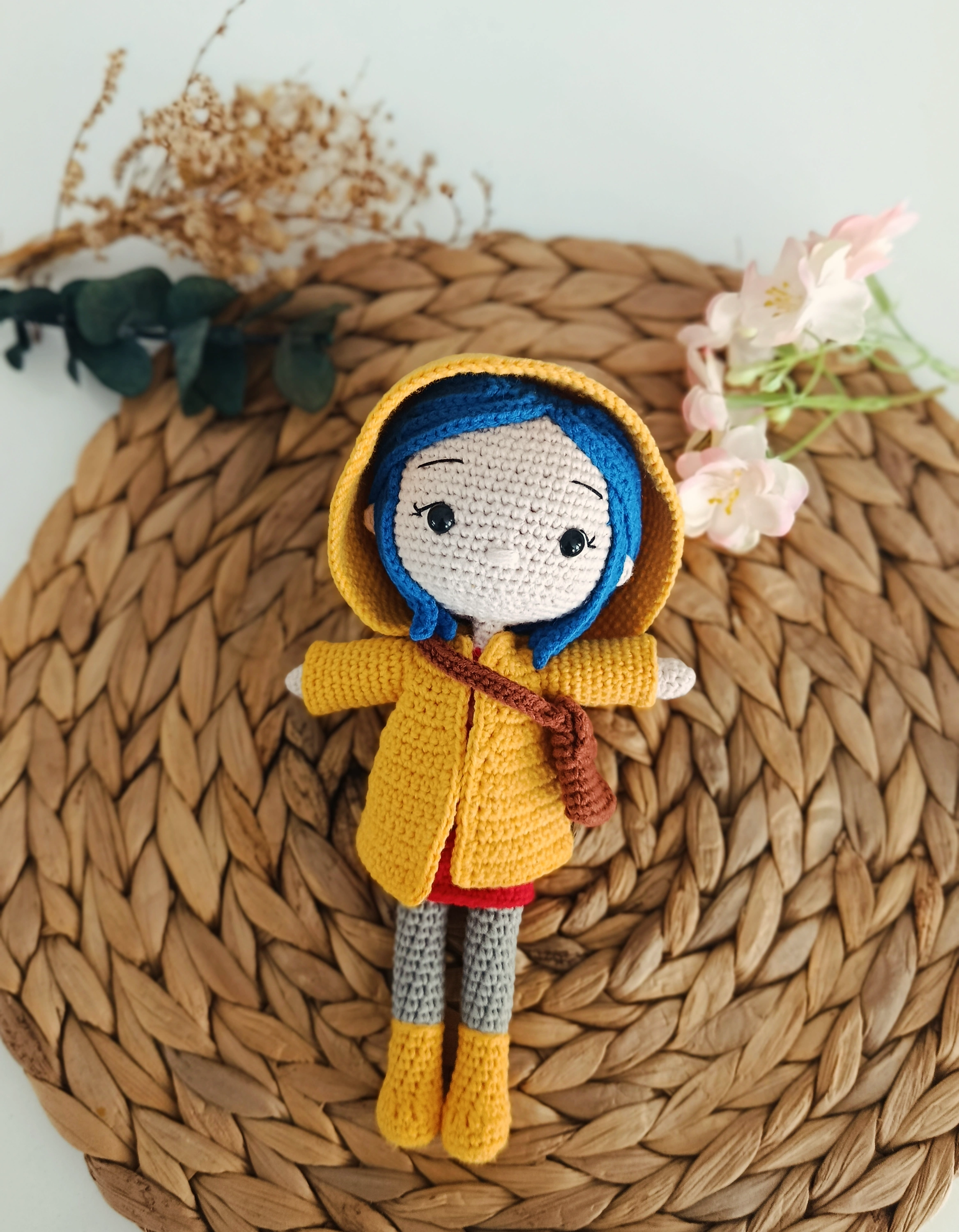 Sarı Yağmurluklu Örgü Bebek Caroline - Organik Pamuk İpliği