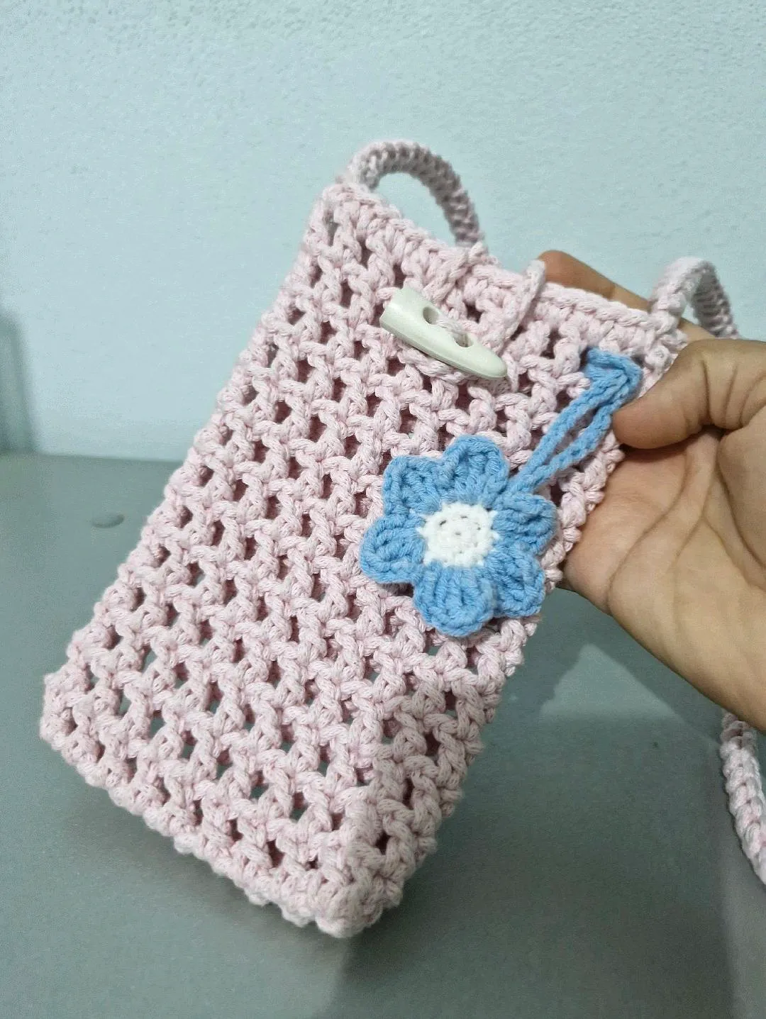 Pembe Örgü File Telefon Çantası - Ahşap Düğmeli ve Çiçek Detaylı