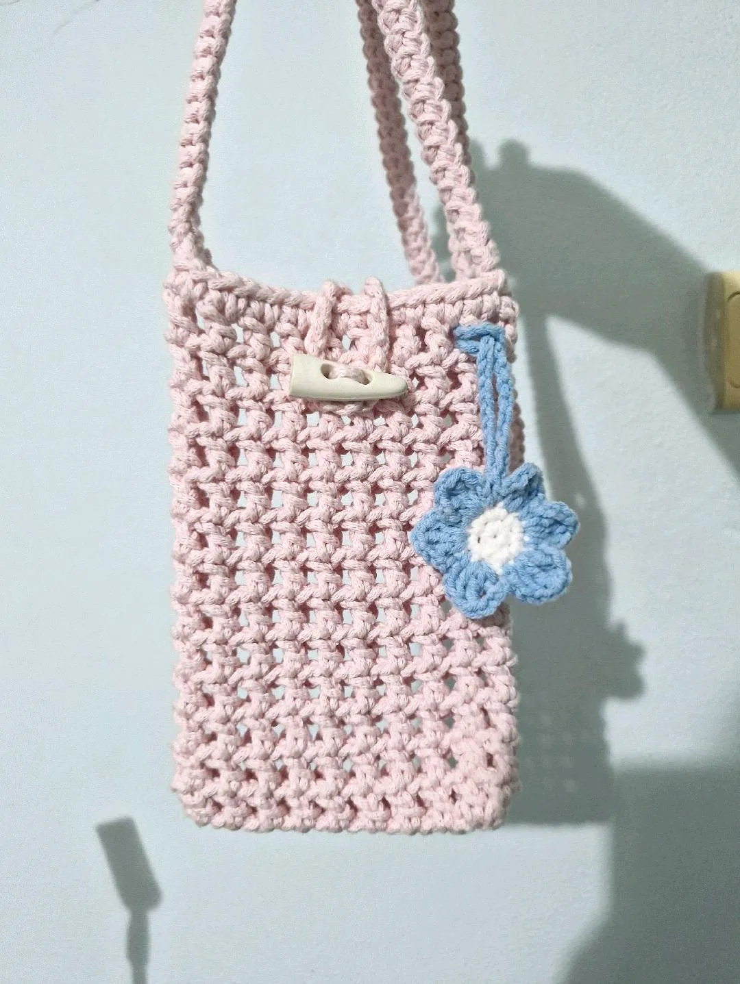 Pembe Örgü File Telefon Çantası - Ahşap Düğmeli ve Çiçek Detaylı