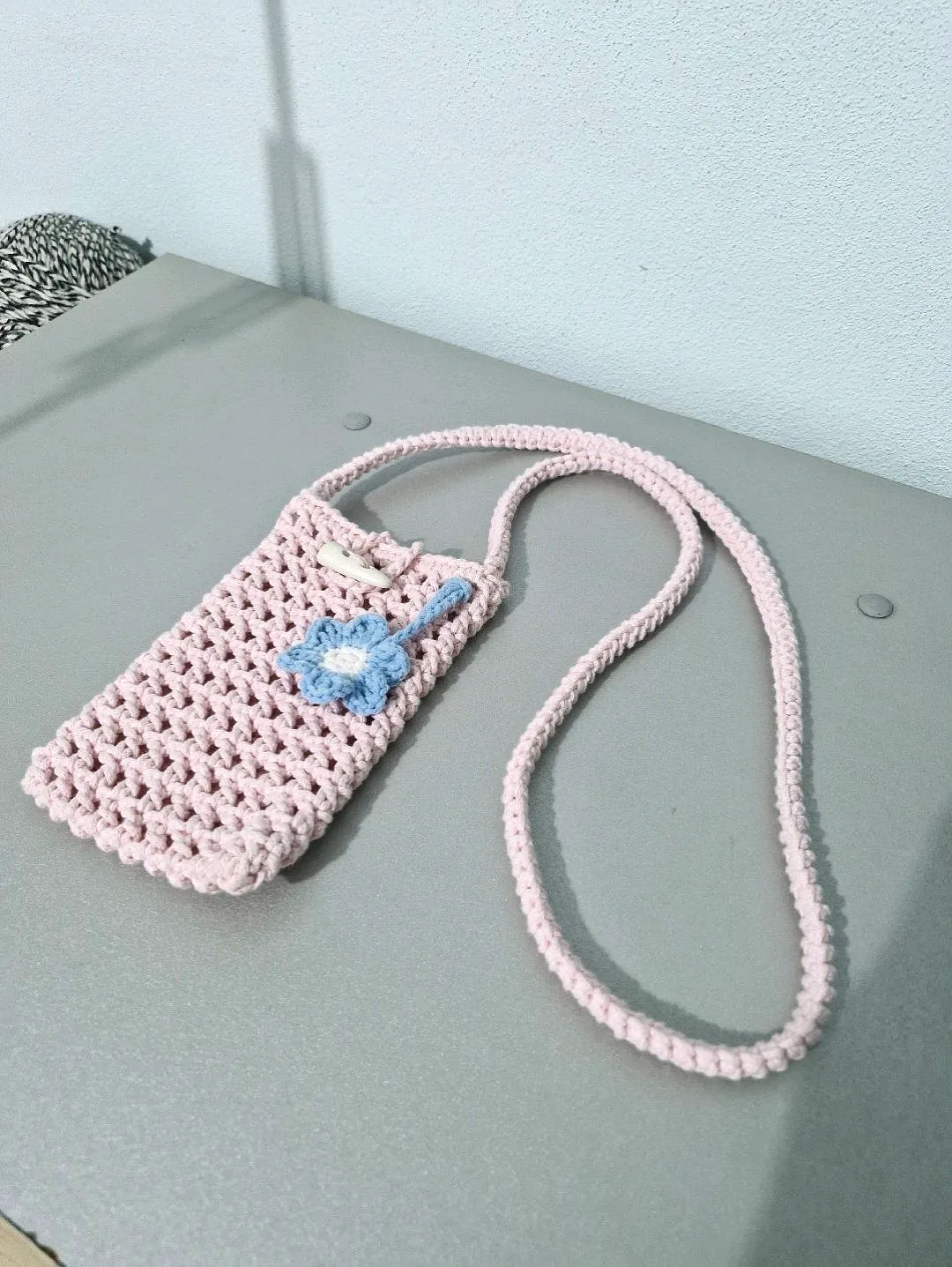 Pembe Örgü File Telefon Çantası - Ahşap Düğmeli ve Çiçek Detaylı