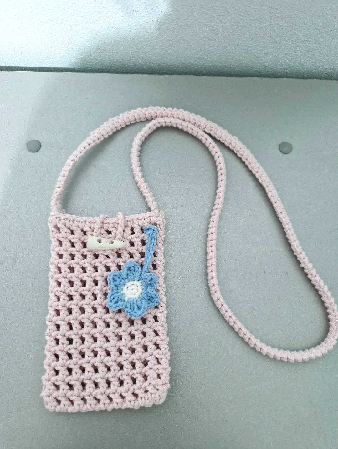 Pembe Örgü File Telefon Çantası - Ahşap Düğmeli ve Çiçek Detaylı