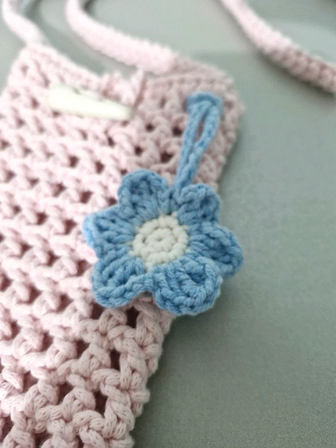 Pembe Örgü File Telefon Çantası - Ahşap Düğmeli ve Çiçek Detaylı