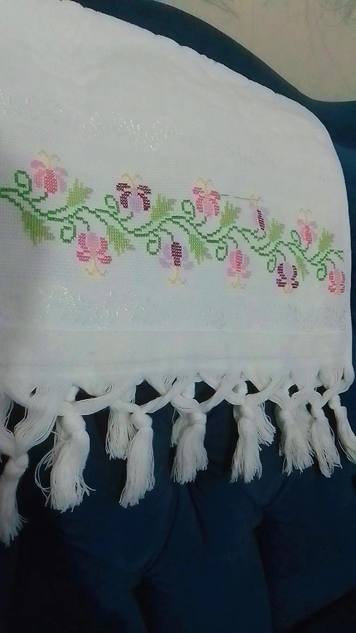 Beyaz Pamuklu Kanaviçe İşlemeli Çiçek Desenli Havlu - El Emeği