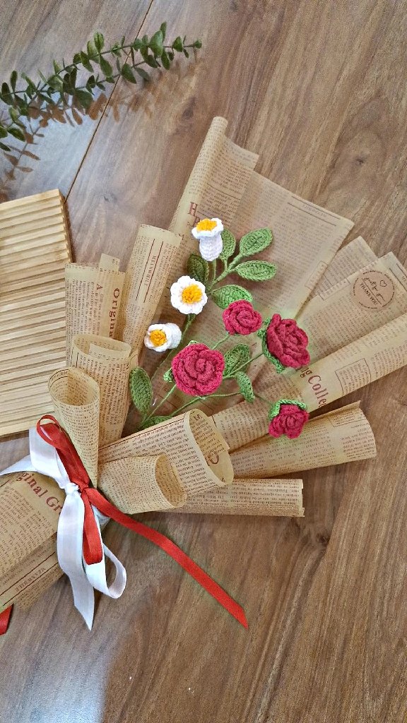 Tığ İşi Kırmızı Gül Buketi - Vintage Gazete Kağıdı Ambalajlı