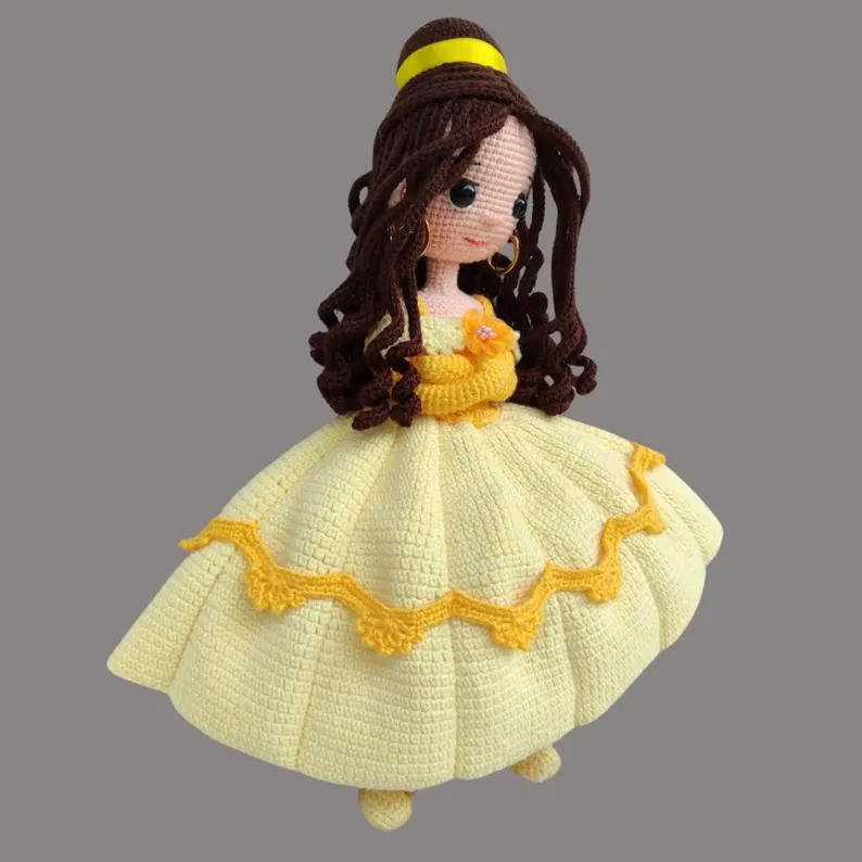 El Yapımı Amigurumi Prenses Bebek – Sarı Elbiseli Örgü Dekoratif Oyuncak (23 cm)
