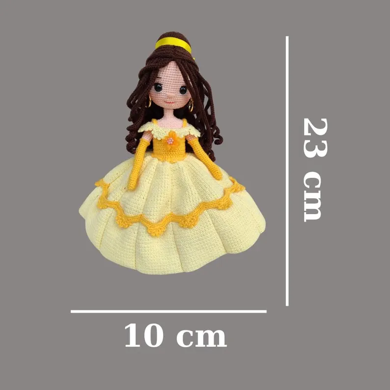 El Yapımı Amigurumi Prenses Bebek – Sarı Elbiseli Örgü Dekoratif Oyuncak (23 cm)