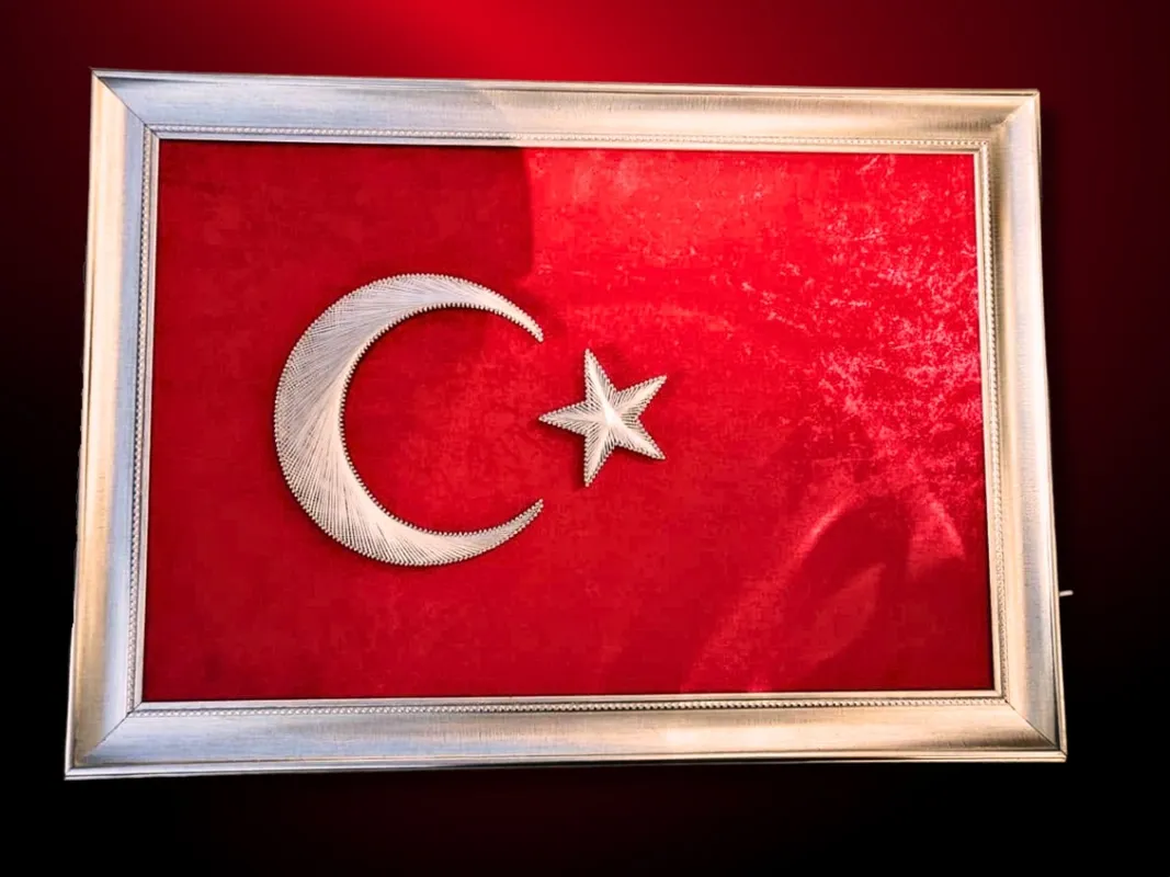 Türk Bayrağı Filografi Tablo  30x50 cm Kırmızı Kumaş Üzeri El Yapımı Vatan Temalı Dekor