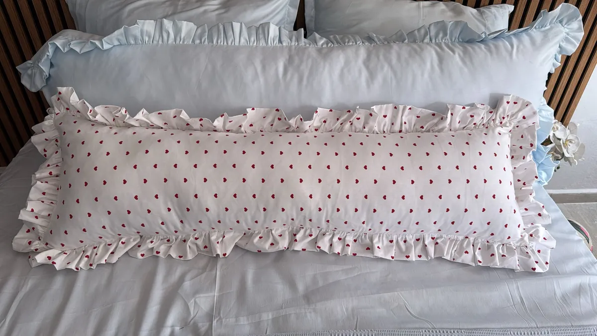 %100 Pamuk Fırfır Detaylı Kalpli Uzun Yastık Kılıfı | 120x40 cm Dekoratif Kılıf