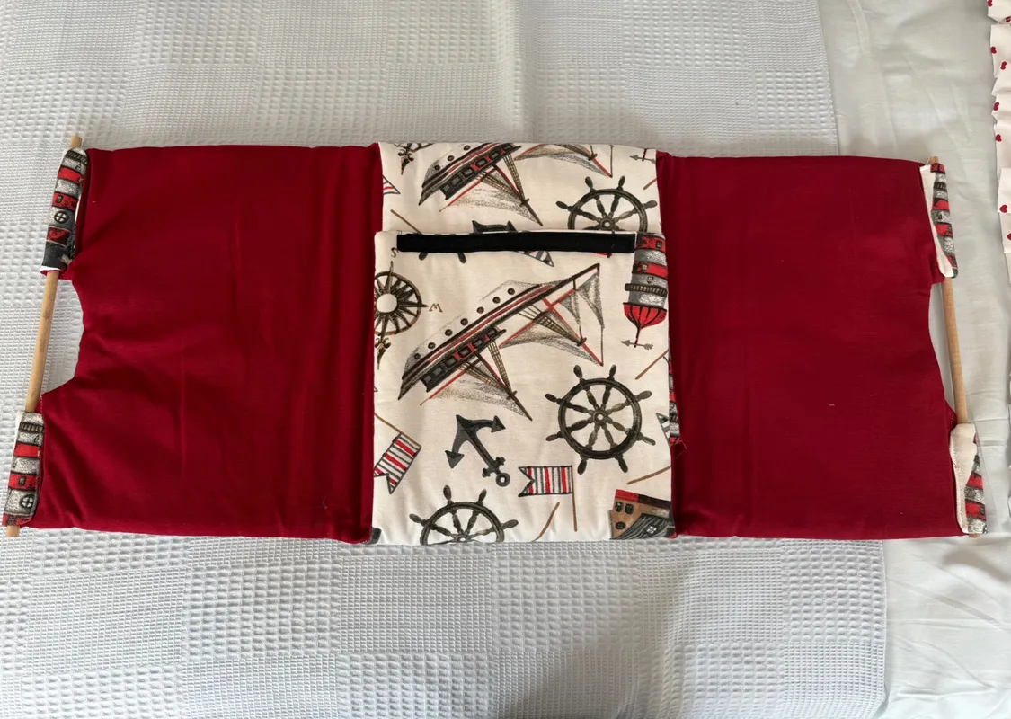 Patterned Picnic Cake Case with Wooden Handle