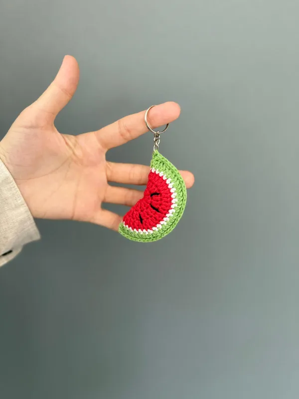Amigurumi Karpuz Desenli Anahtarlık – Renkli ve Eğlenceli Aksesuar