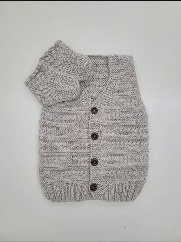 Erkek Bebeklerine Göre Sertifikalı İplerle Organik Yelekler