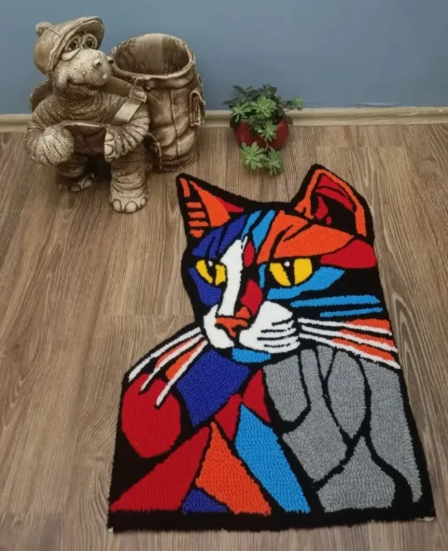 Tufted Hand-Woven Ornamental Carpet with Cat Motif