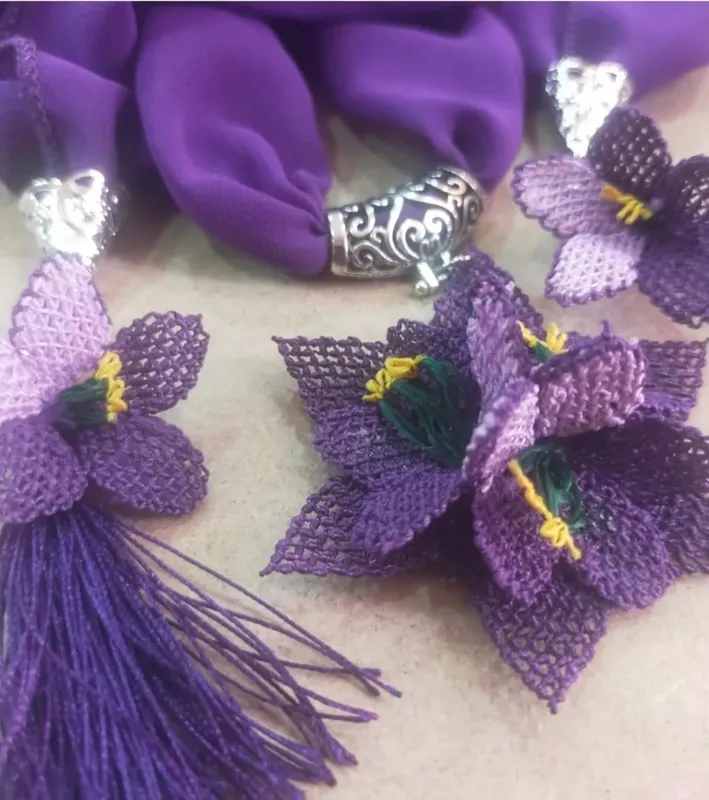 Mor İğne Oyası Çiçekli Krep Şifon Fular  El İşi Özel Tasarım