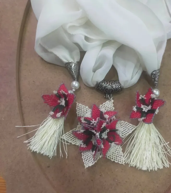 Krem Krep Şifon Fular  KırmızıSiyah İğne Oyası Çiçekli El Yapımı Model