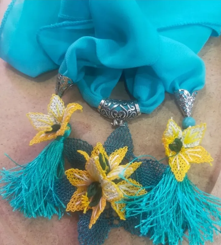 Oyalı Çiçek Detaylı Turkuaz Renkli Şal Kolye  El Yapımı İğne Oyası