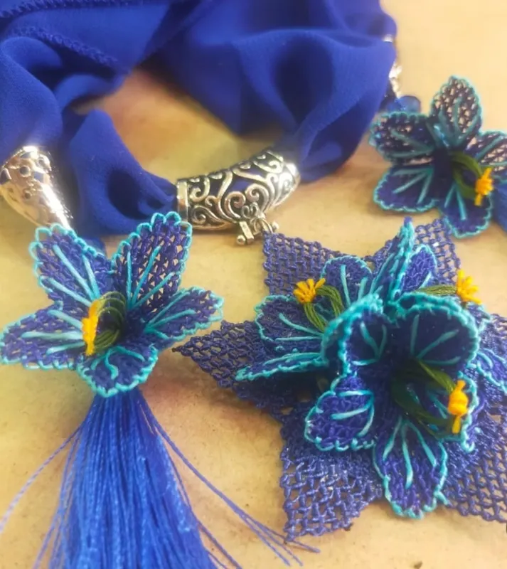 Saks Mavisi Krep Şifon Fular  Üç Boyutlu Çiçekli İğne Oyası Tasarım