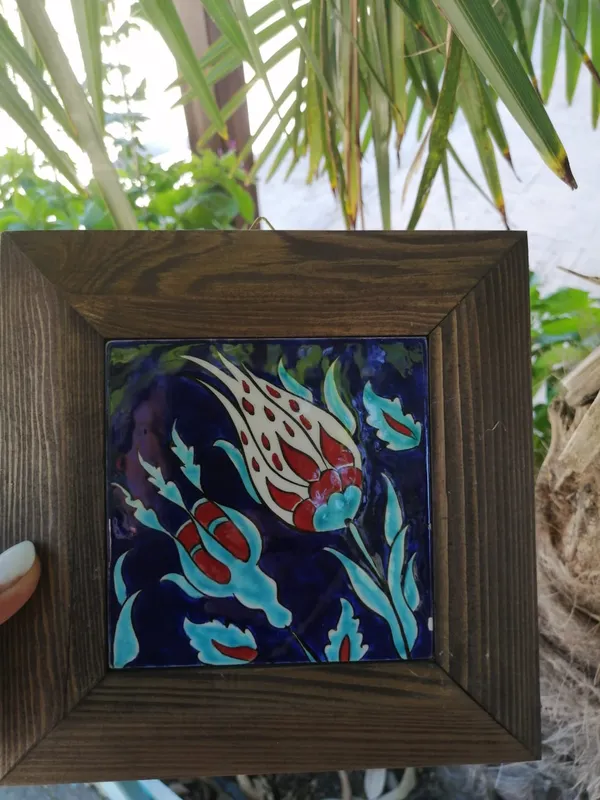 Lacivert Zeminli Kırmızı Lale Motifli El Yapımı 10x10 Çini Pano